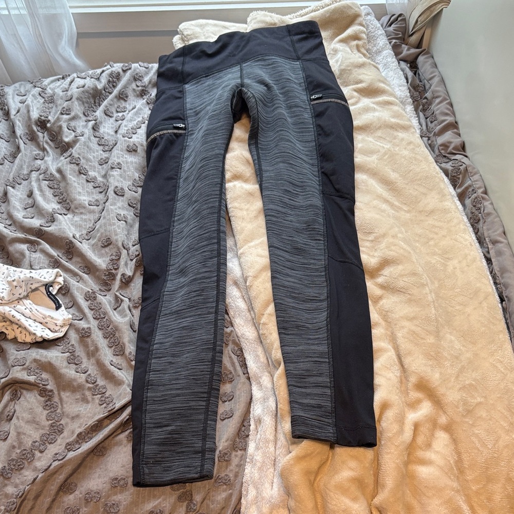 Chic Black and Gray Thermal Leggings with Zipper Pockets